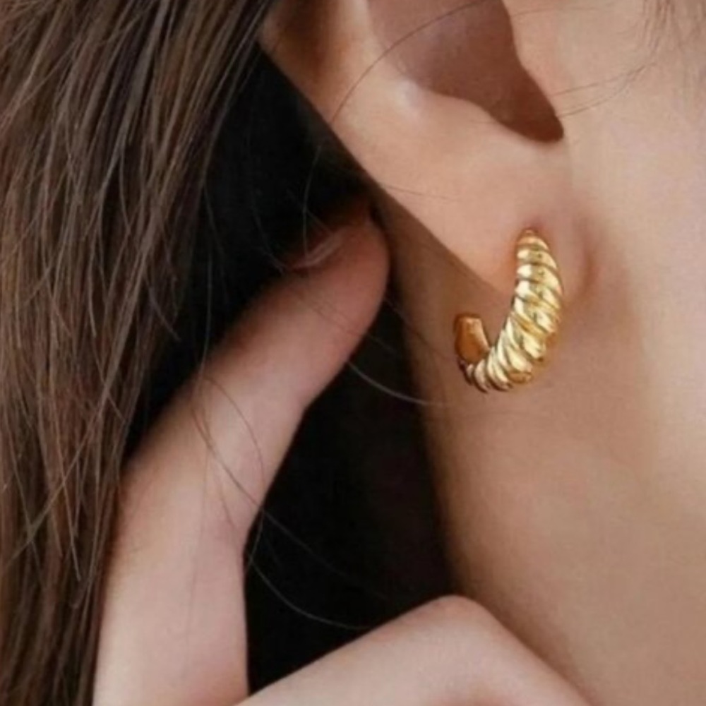Mejuri Croissant Dome Hoop Earrings - Picture 3 of 9